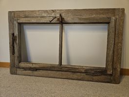 Altes Stallfenster mit Riegel Holzrahmen