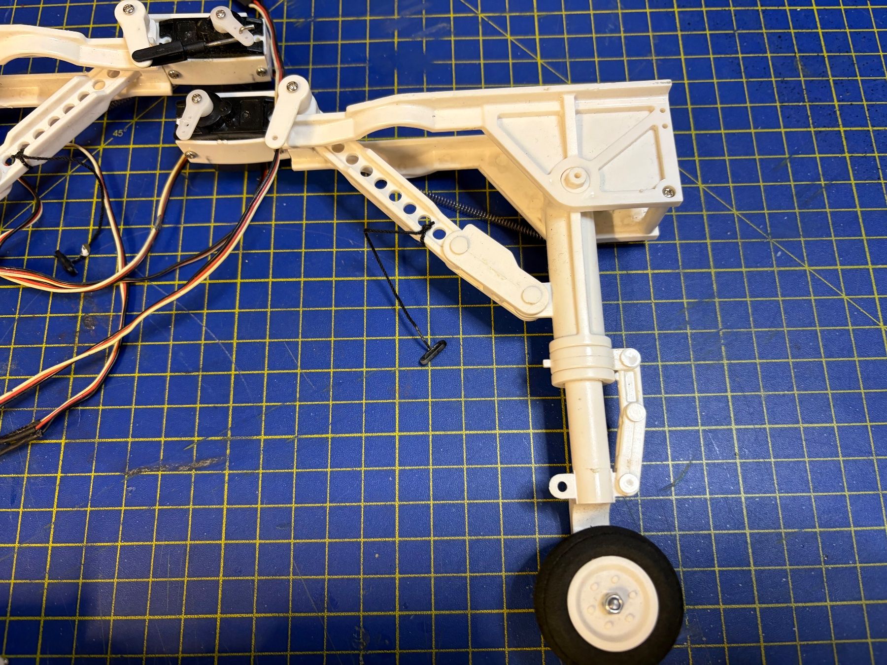 RC Modellbau: Fahrwerk Modellbau 3 Stk mit Servos – Gebraucht aus Glattbrugg von Olio7 2