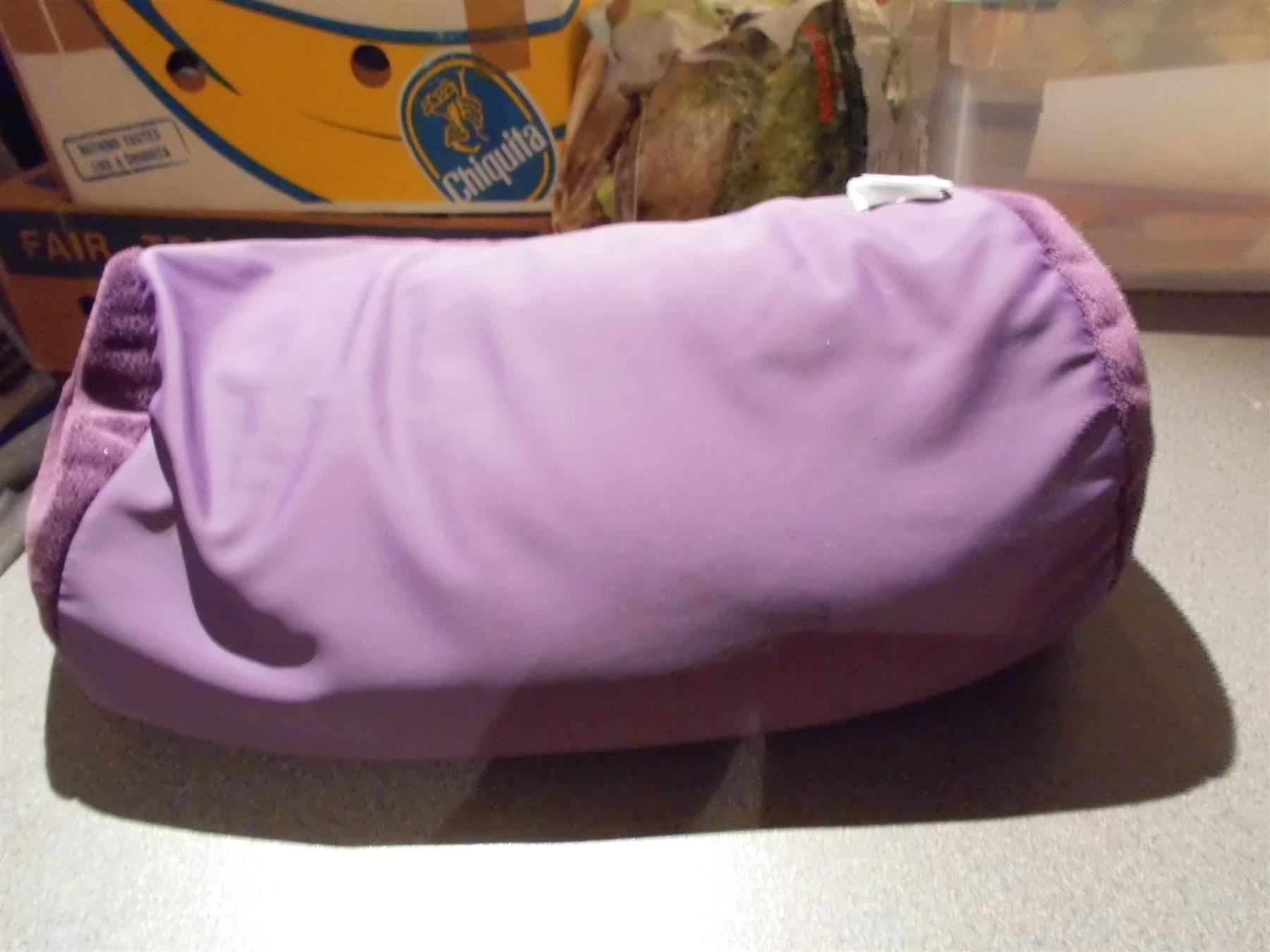 Kissen: Nackenrolle, violett – Gebraucht aus Zürich von Motzkuh 1