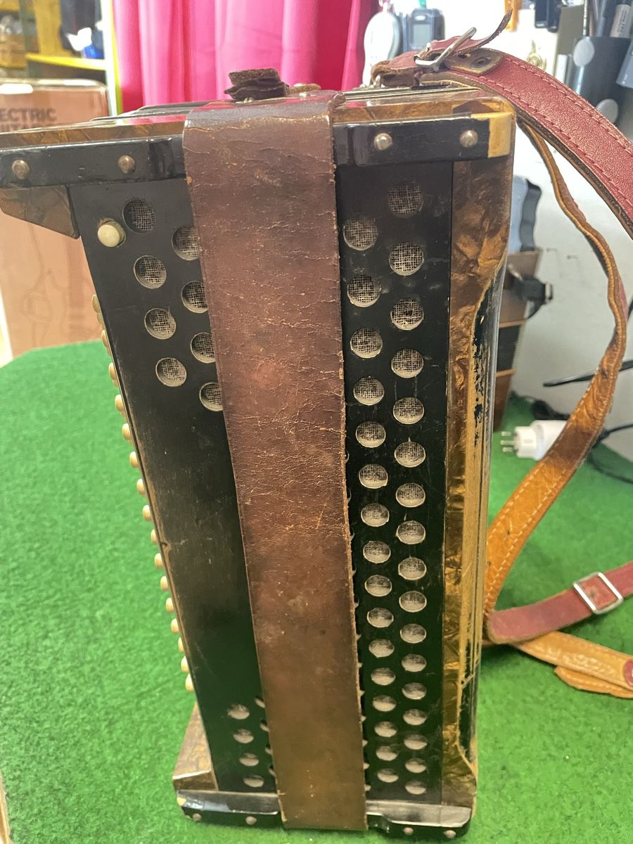Musikinstrumente: Accordéon chromatique ancien  – Defekt aus Fully von Peluche3 4