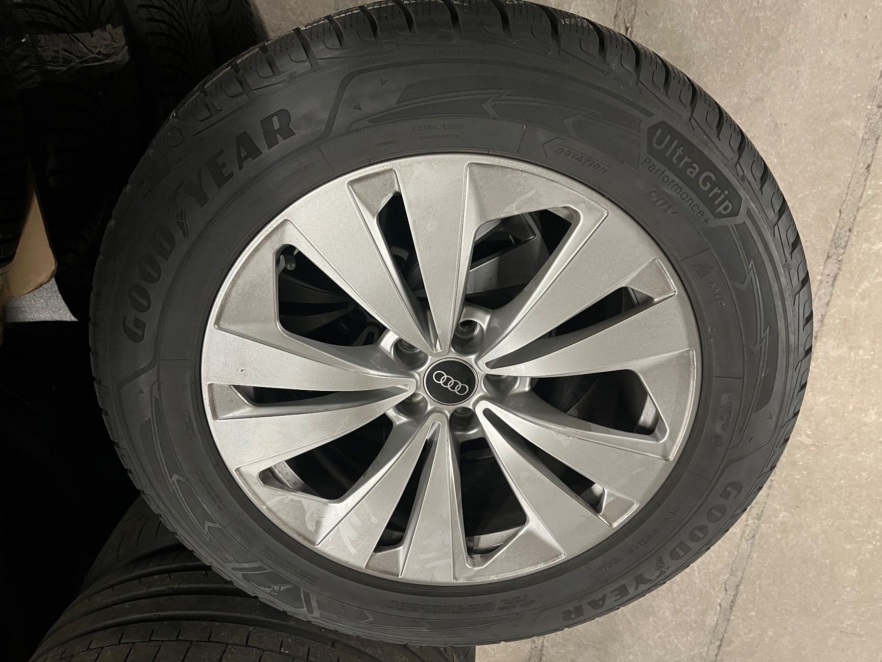 Audi Pneus & Kompletträder: Audi Q8 originale Winterräder 265/55R19 – Gebraucht aus Hefenhofen von Martin_Keller 1
