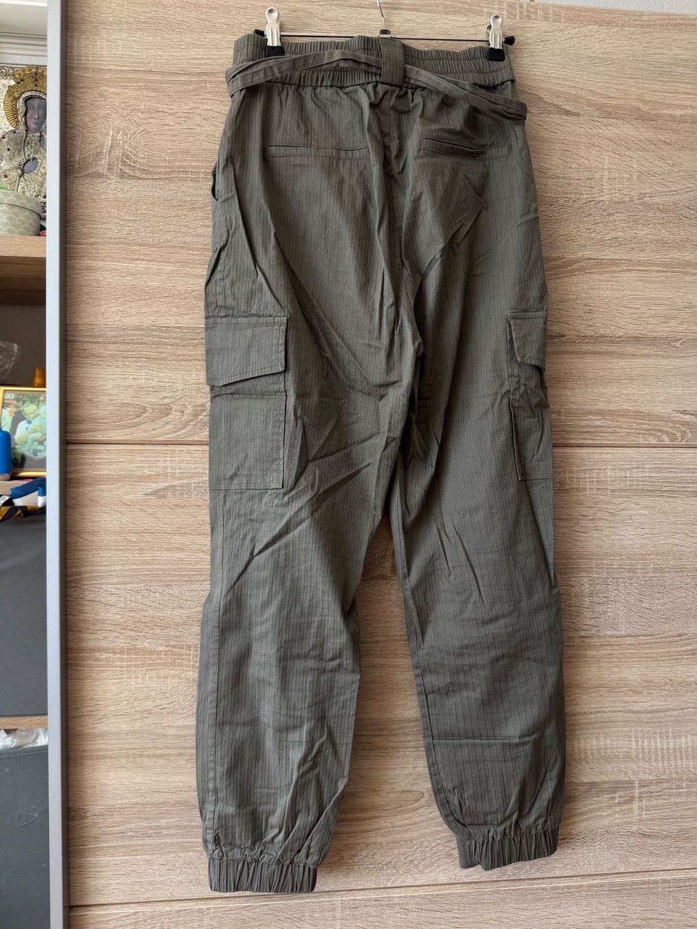 Tally Weijl Pantaloni: Pantalon cargo kaki – Usato da Montreux venduto da Izapechee 4
