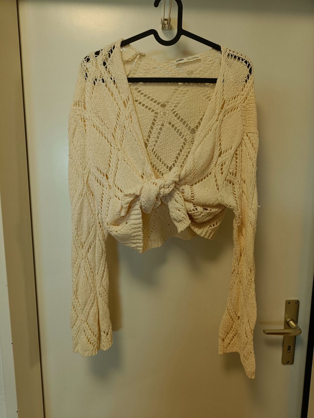 Pull&Bear Jacken: Pull&Bear Strickjäckchen Creme Gr. M | Cozy Chic – Gebraucht aus Zürich von Atelier.Second
