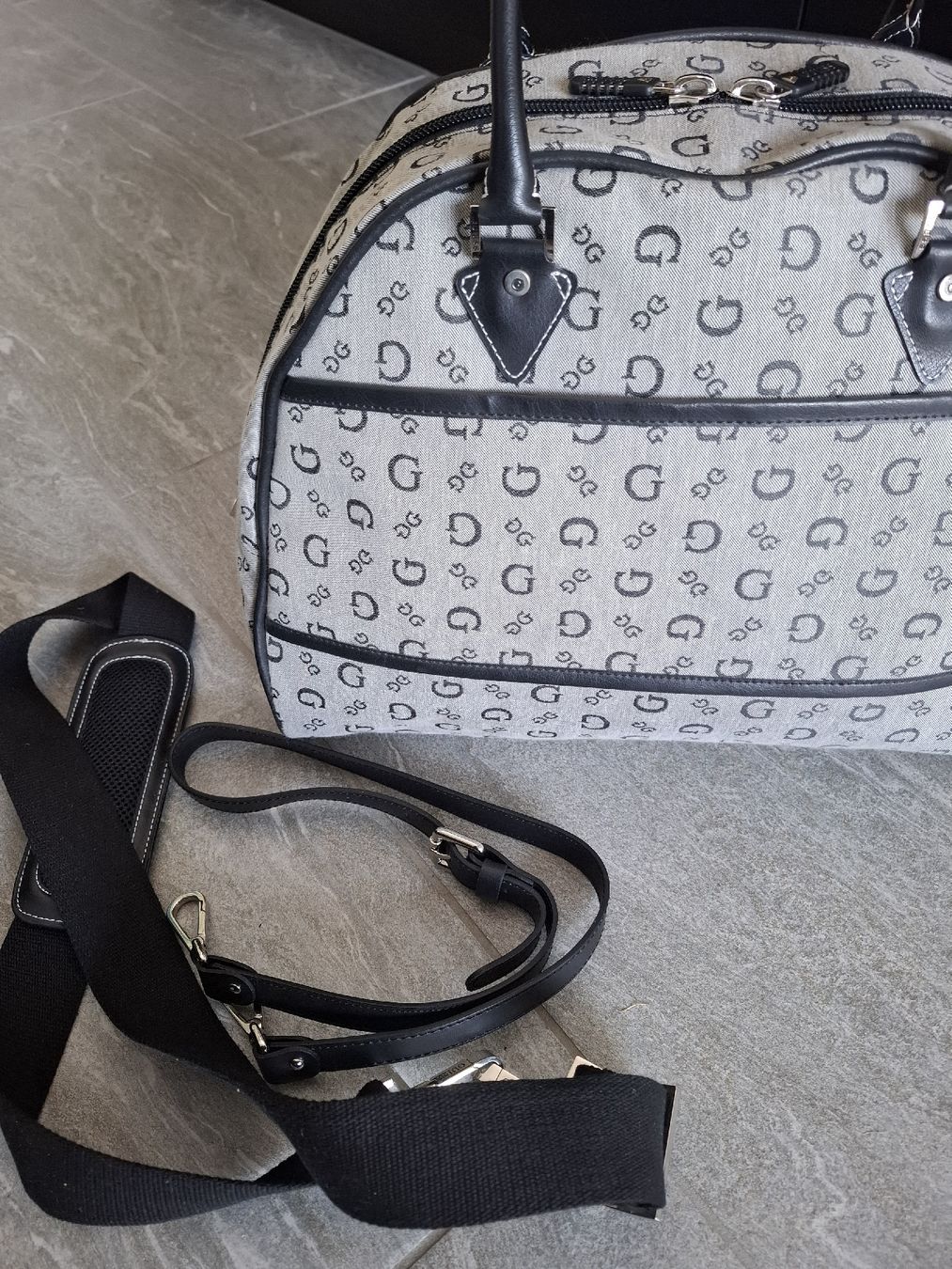 Taschen: Reisetasche Guess grau, einmal gebraucht – Gebraucht aus Hurden von Quadrille76 5