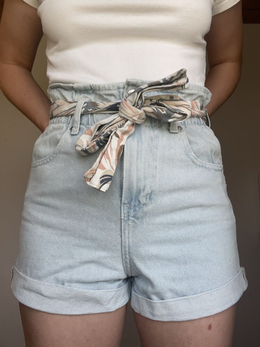 Mango Pantaloni: kurze Mango Jeans, Blüemli-Gurt – Usato da Lenggenwil venduto da mai_2m5q 1