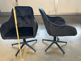 2 Drehstühle Samt schwarz gepolstert vormontiert.