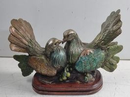Dekorative Vogelskulptur auf Holzsockel aus Bronze