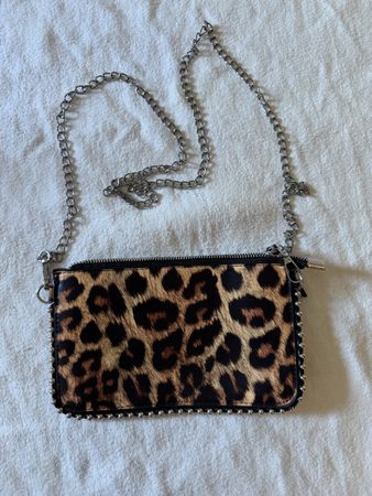 Schöne Clutch mit Leo-Muster & Nieten - Sommer-Accessoire 🐆