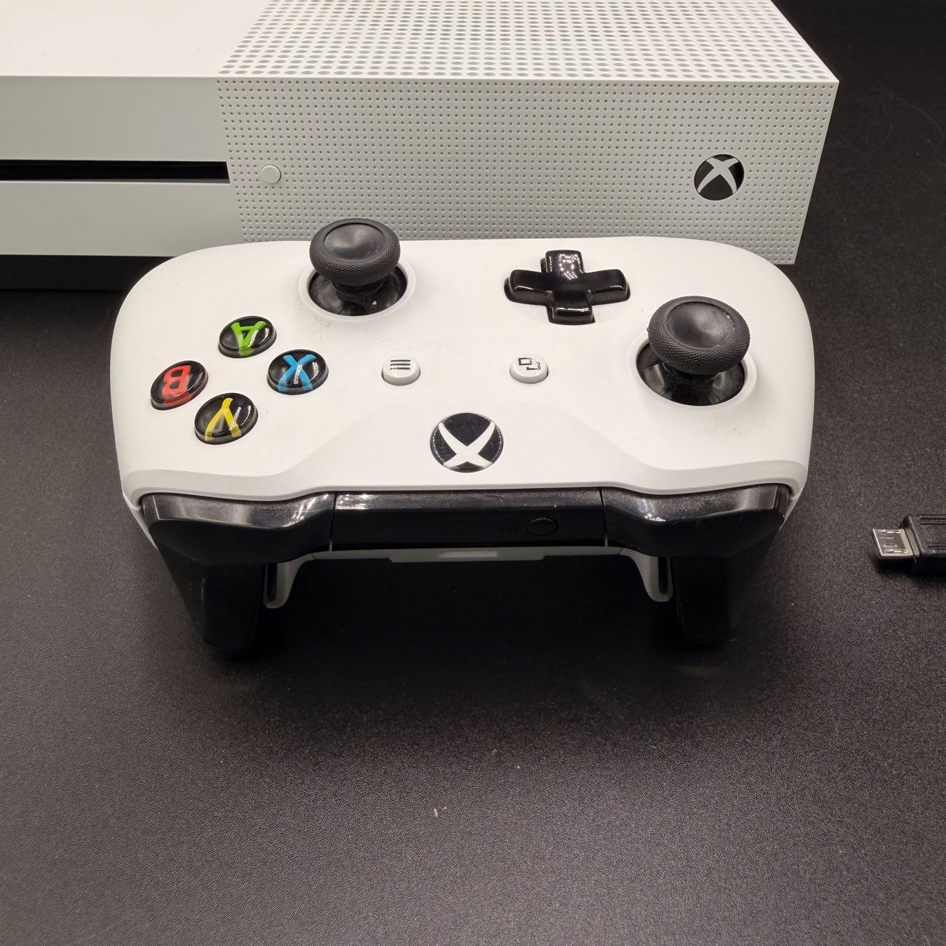 Microsoft Konsolen: Xbox One S Weiss inkl. Controller & Kabel – Gebraucht aus Düdingen von Nerdworld 3