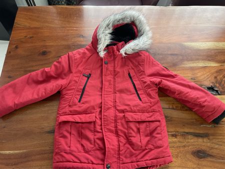 Rote Winterjacke mit Kapuze und Fellrand, Grösse 116