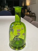 Très jolie carafe signée en verre
