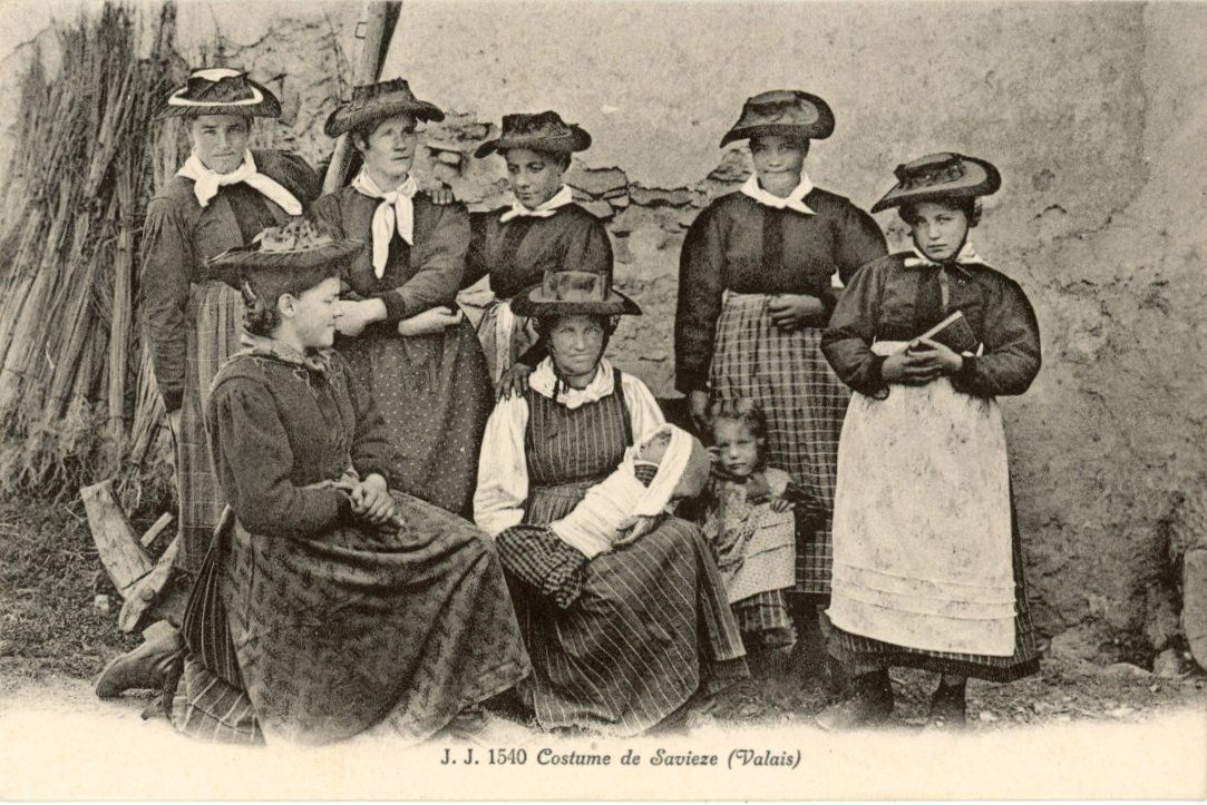 Cartoline postali: Savièse   VS   -   Costume  /  Trachten     ca. 1910 – Usato da Brig venduto da Valcards54