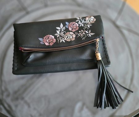 Schwarze Umhängetasche mit Blumenmuster