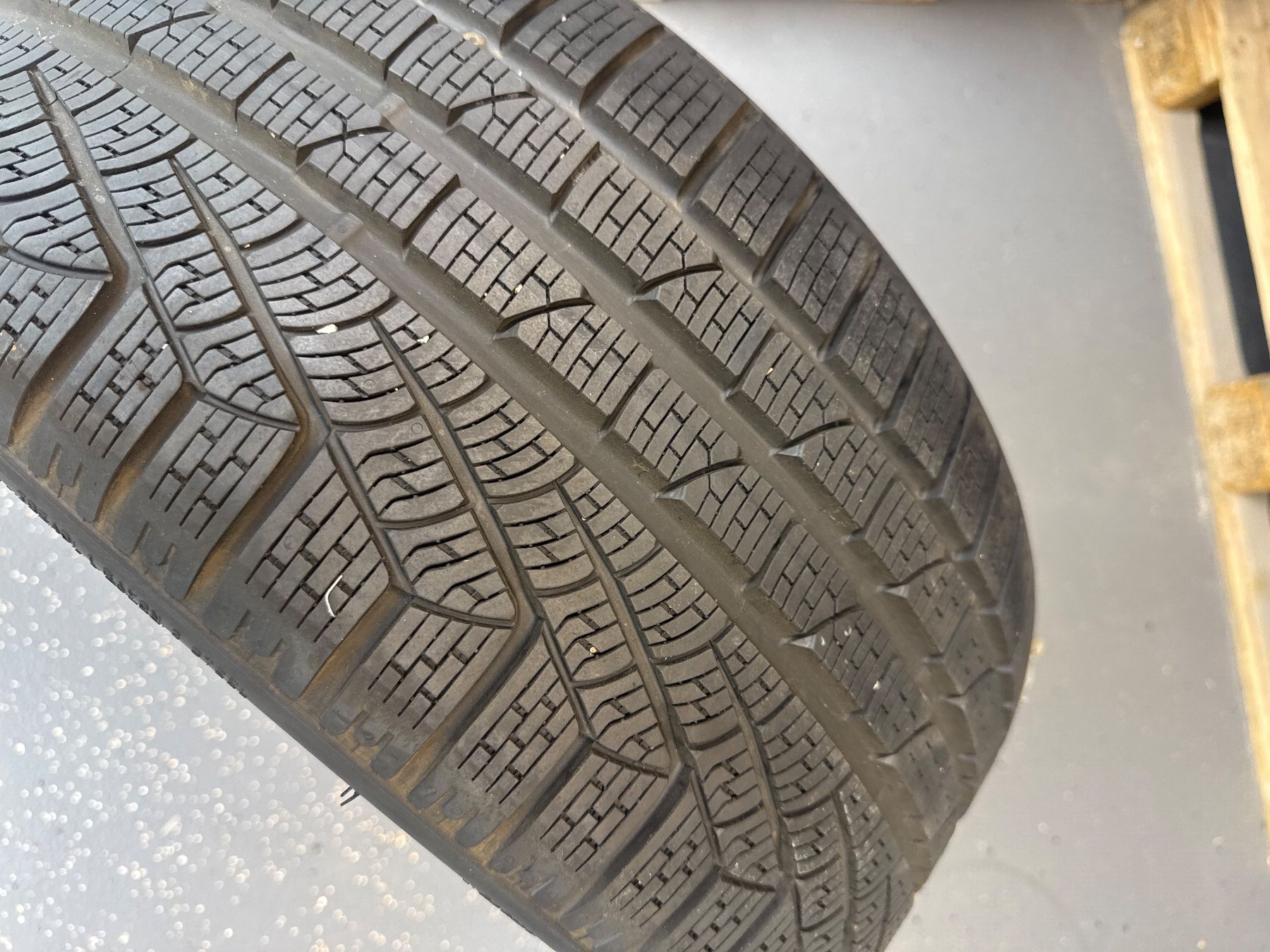 Pirelli Pneumatici & Ruote complete: Pirelli Winterreifen 235/35R19 – Usato da Schlieren venduto da S2K 1