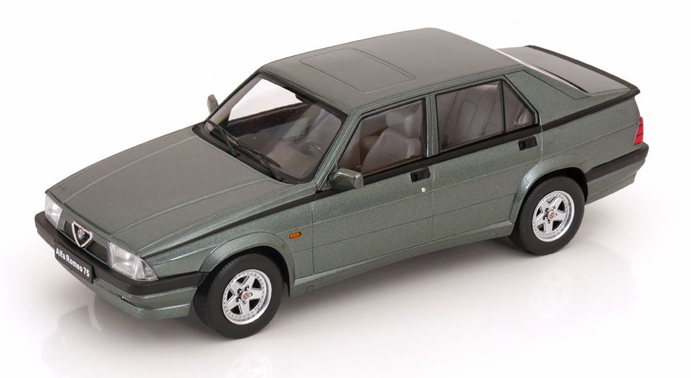 Alfa Romeo Modellini d'auto: 1:18 Alfa Romeo 75 Triple 9 – Nuovo e nell'imballaggio originale da Baar venduto da Cai