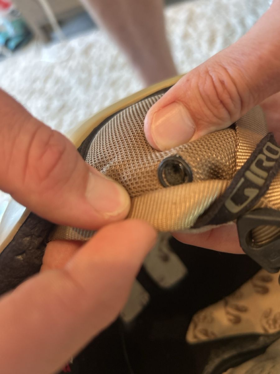 Caschi: Casque de ski Giro beige avec système audio intégré – Usato da Zürich venduto da chess_not_checkers 3