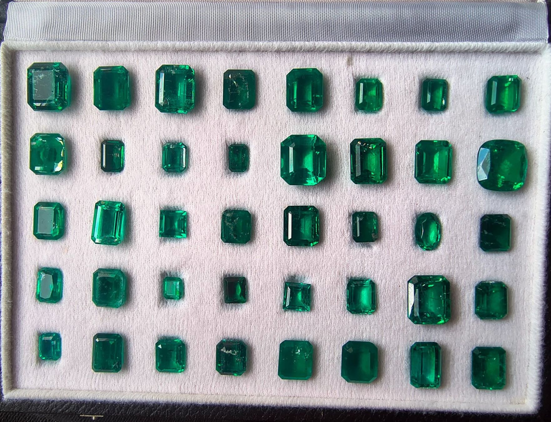 Pietre preziose: Smaragd-Triplette Set 238,53 ct, verschiedene Schliffe – Nuovo e nell'imballaggio originale da Berlingen venduto da Herzmensch