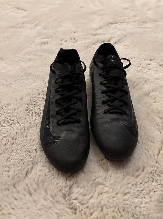 Nike Scarpe da uomo: Schwarze Nike Fussballschuhe – Usato da Lenk im Simmental venduto da niczbaeren