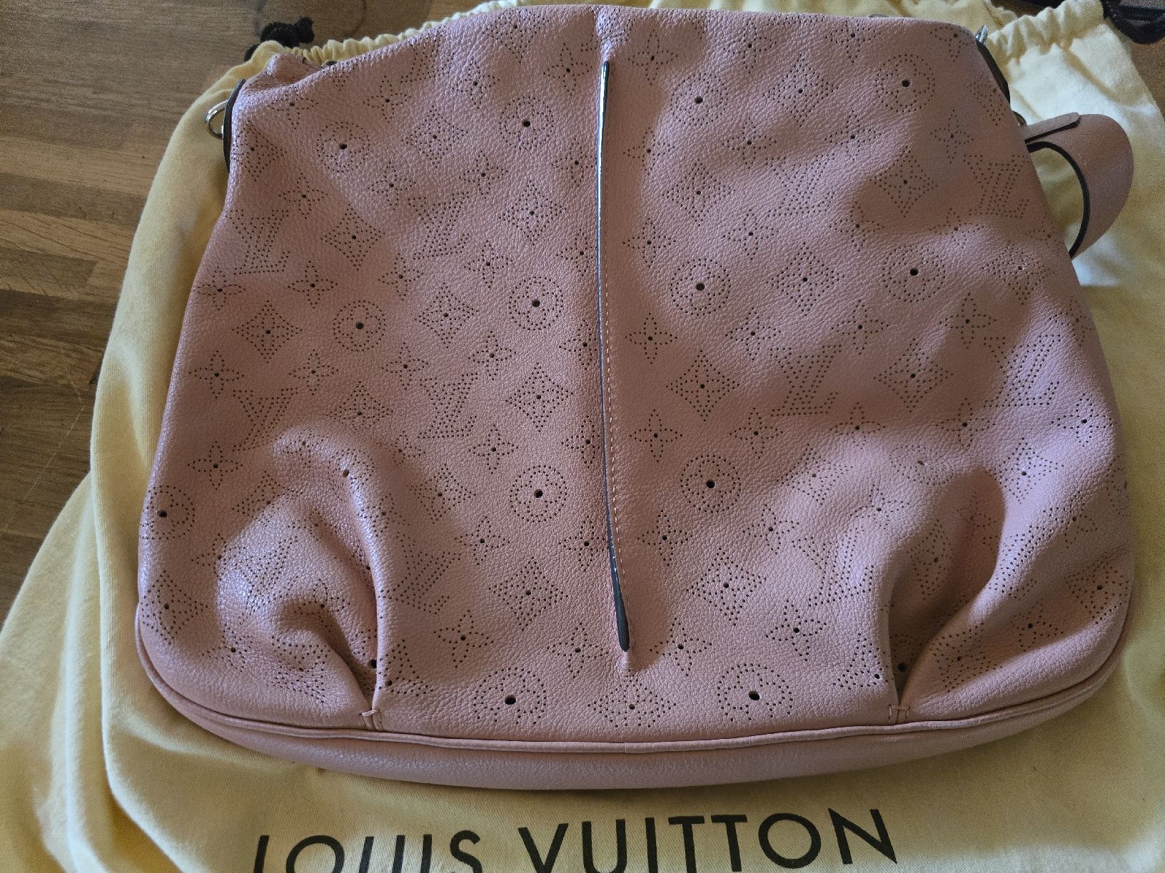 Louis Vuitton Sacs femmes: Louis Vuitton Mahina – D'occasion à La Tanne par Agere