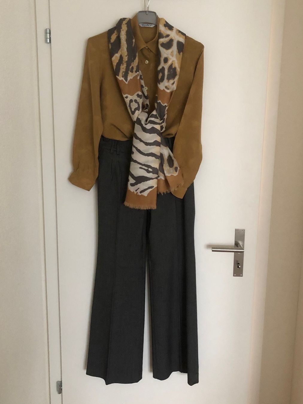 Kleiderpakete: Bluse 100% CUPRO und Hose, Gr. 38, Schaltuch gratis – Gebraucht aus Hergiswil NW von redrose51 9