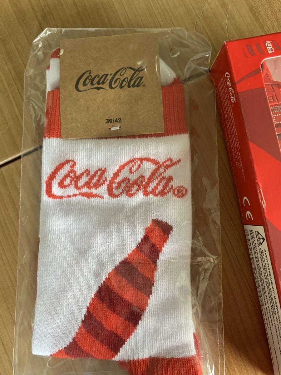 Statuette: Coca Cola Merch Bundle , Eisbär, Socken, Truck, Magnet – Nuovo (secondo la descrizione) da Aarwangen venduto da ChristineHoKa 2