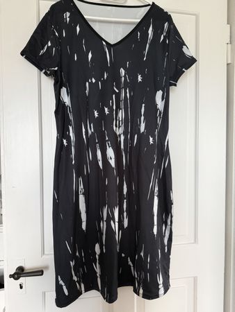 Damen Kleid schwarz weiss gemustert V-Ausschnitt Grösse L