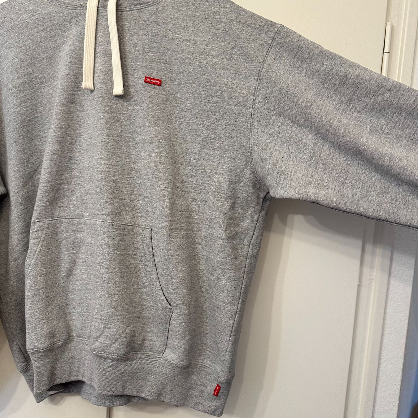 Maglioni & Felpe: Supreme Small Box Kapuzenpullover, L, SS26, Grau meliert, DS – Nuovo e nell'imballaggio originale da Basel venduto da boysnoize 2