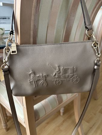 Coach beige geprägtes Logo