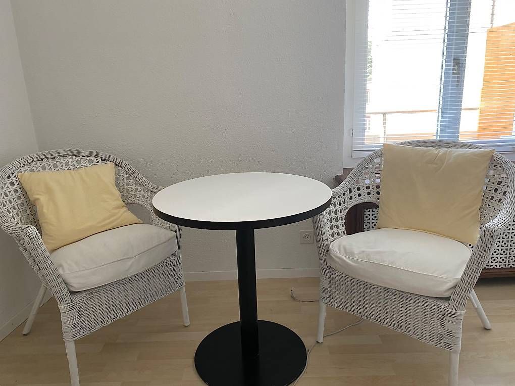 Set di tavolo e panche: schöne Rattansitzecke ( indoor) – Usato da Zürich venduto da ell_hdc9 2