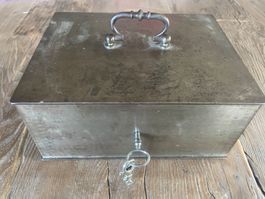 Antike Geldkassette mit Schlüssel