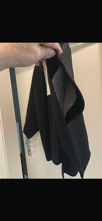 Sommerliche schwarze Kimono Jacke mit Blümchenmuster Inne...