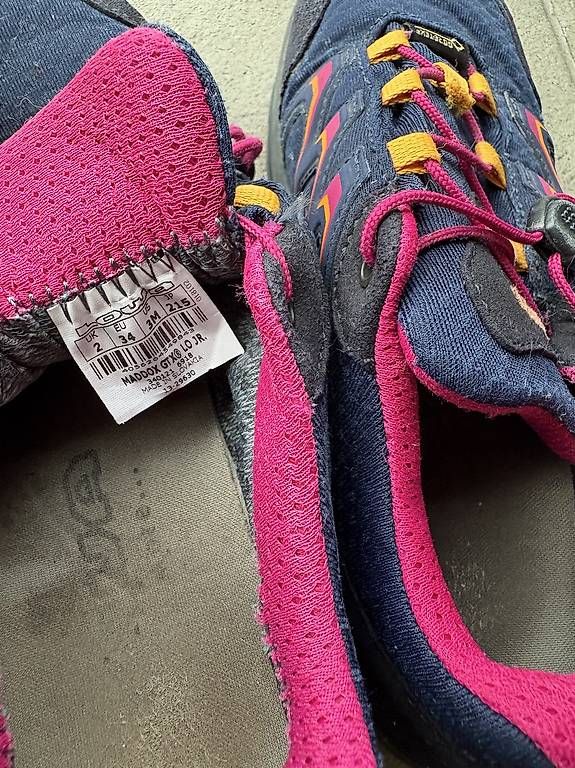 Scarpe per ragazzi: Kinder Schuhe Grösse 34 – Usato da Sargans venduto da TrickyHikr 2