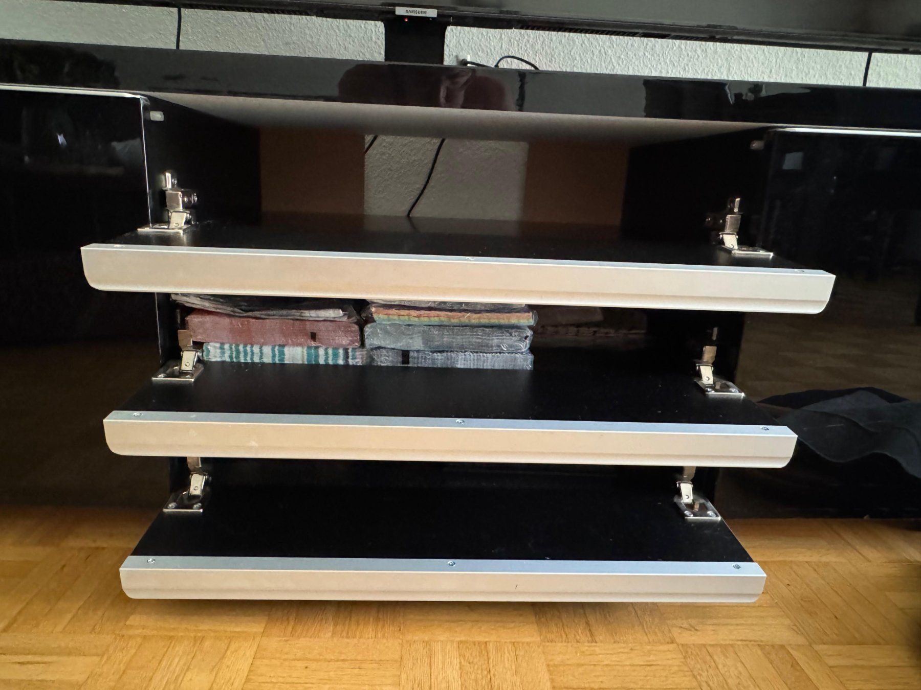 TV Möbel: Sideboard mit schwarz-glanz-Oberfläche – Gebraucht aus Thalwil von JoelPescatore 2