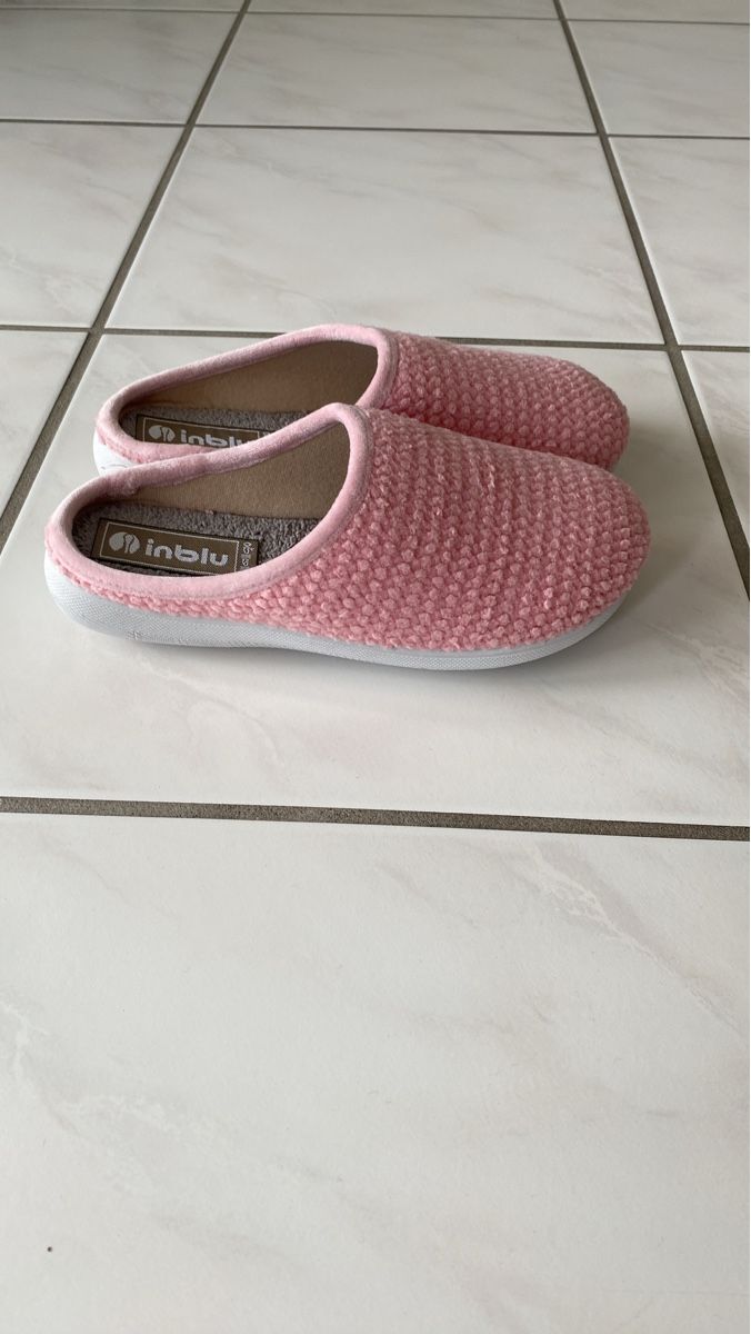 Scarpe da donna: Kuschelige rosa Hausschuhe Inblu Gr. 38 – Usato da Samstagern venduto da PatrickM14