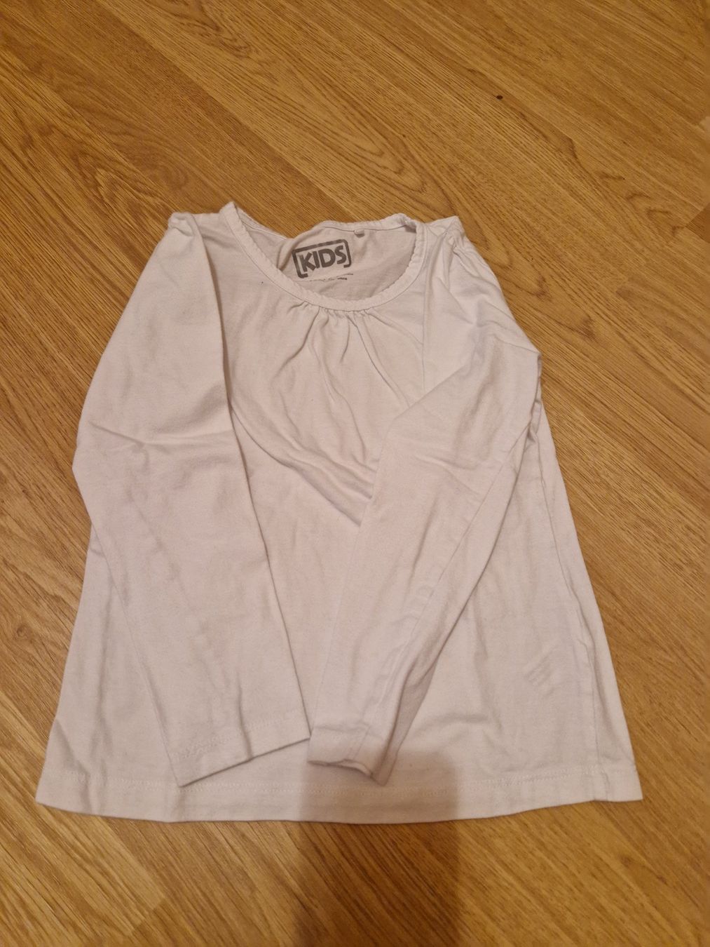 Pullover & Sweatshirts: Weisses Shirt langarm KIDS 122 – Gebraucht aus Giswil von monimaus08