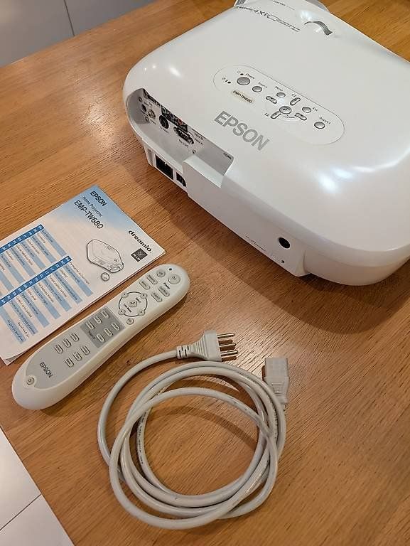Epson Proiettori: Epson Beamer Projektor EMP-TW680 70.- – Usato da Zürich venduto da She10 4