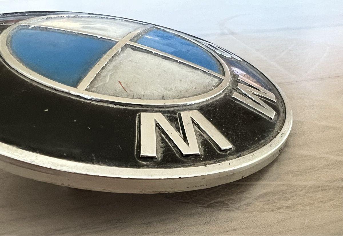 BMW Toutes les pièces auto: BMW Emblem aus Metall  – D'occasion à Sevelen par Ritiplampi 3