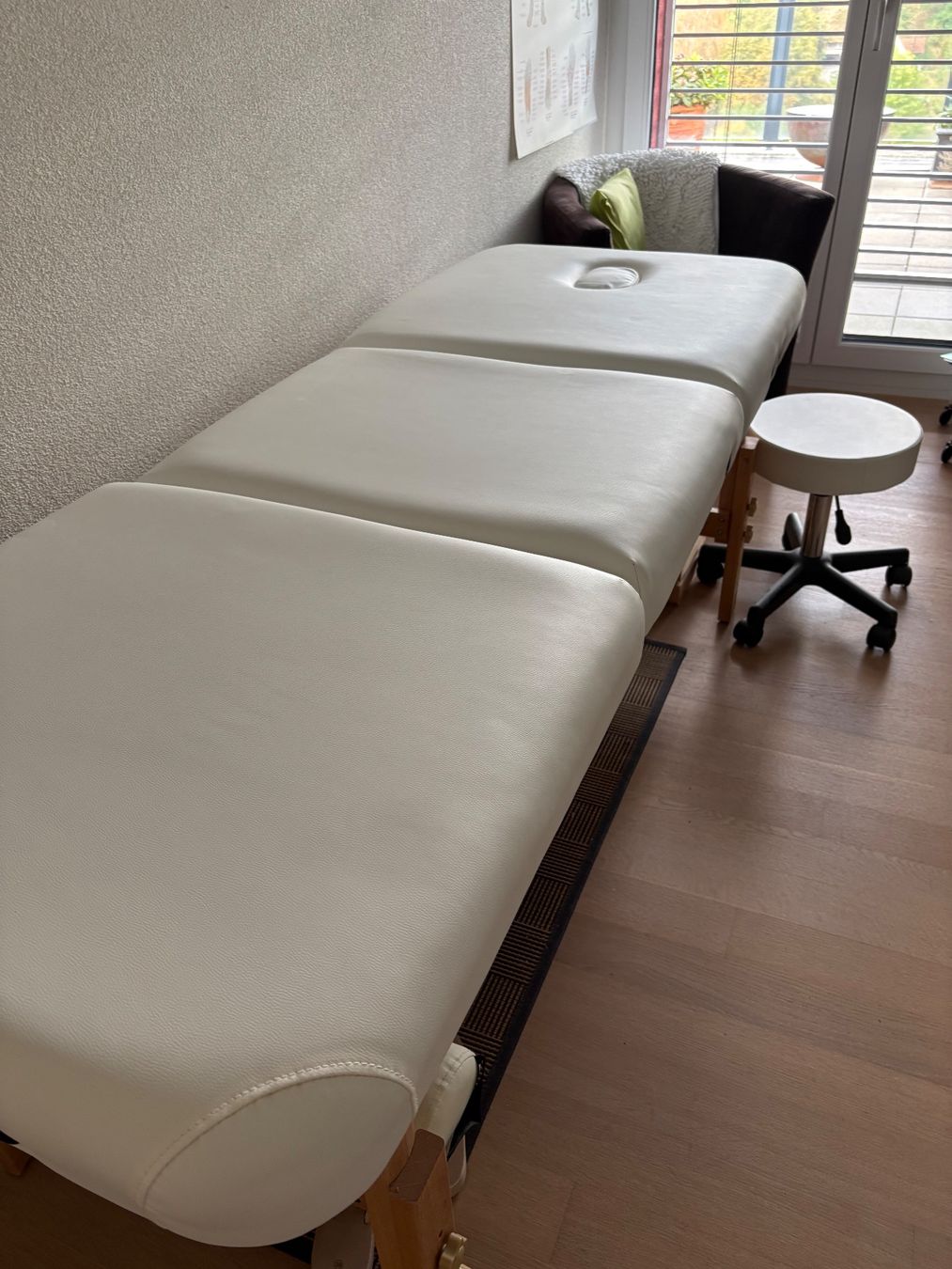 Lettini & sedie per cosmetici: Stabile Massageliege mit div. Zubehör – Usato da diessenhofen venduto da Liliana1 2