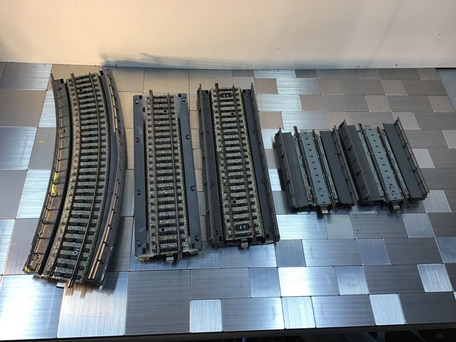 Märklin Modellini di ferrovie: MÄRKLIN GEBOGENES  MODELLBAHN -GLEIS BRÜCKEN ABSCHNITTE – Usato da Männedorf venduto da Modelle-aller-Art