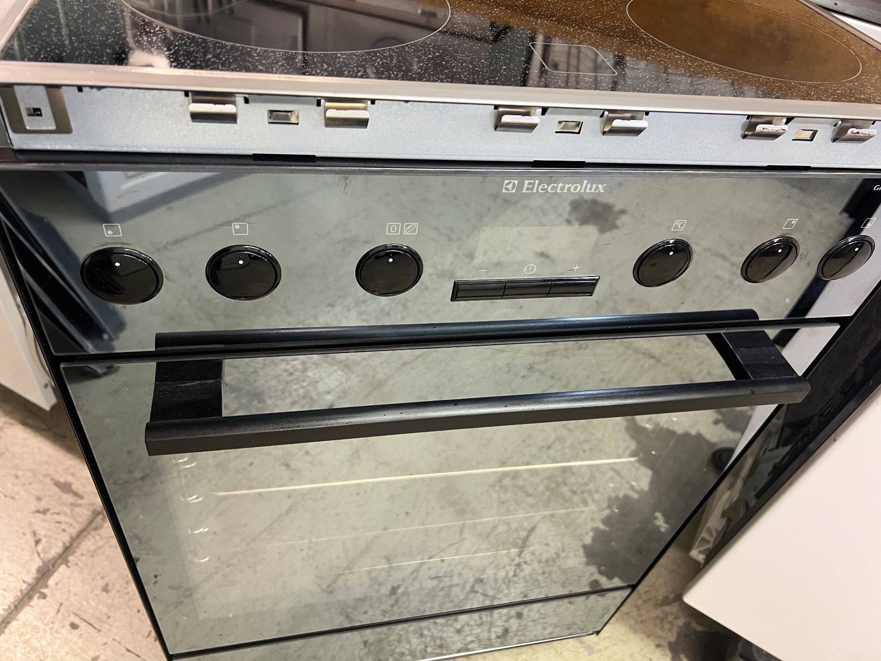 Electrolux Cucine: Electrolux Backofen mit Glaskeramik  Gratis  Lieferung – Usato da Tuggen venduto da Nikihaushaltsgeraete 1