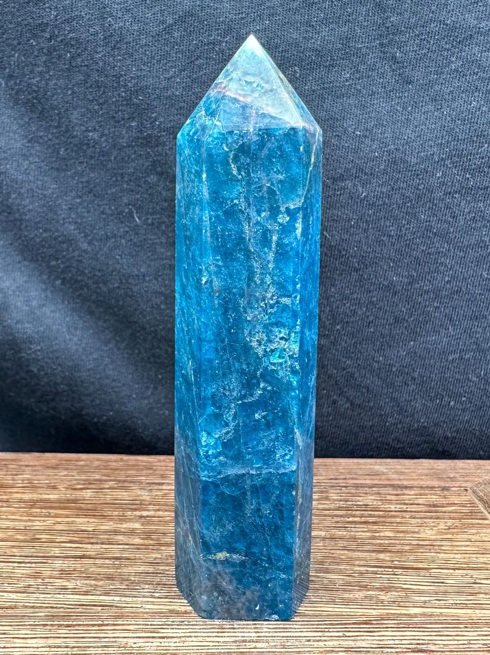 Minerali & Pietre curative: Blauer Apatit Obelisk, Turm, Spitze – Nuovo e nell'imballaggio originale da Männedorf venduto da Handschmeichler 1
