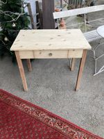 Tannenholz Tisch mit Nussbaum Beine