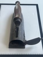 Altes Bügeleisen aus Gusseisen mit Holzgriff Antiquität(S6)