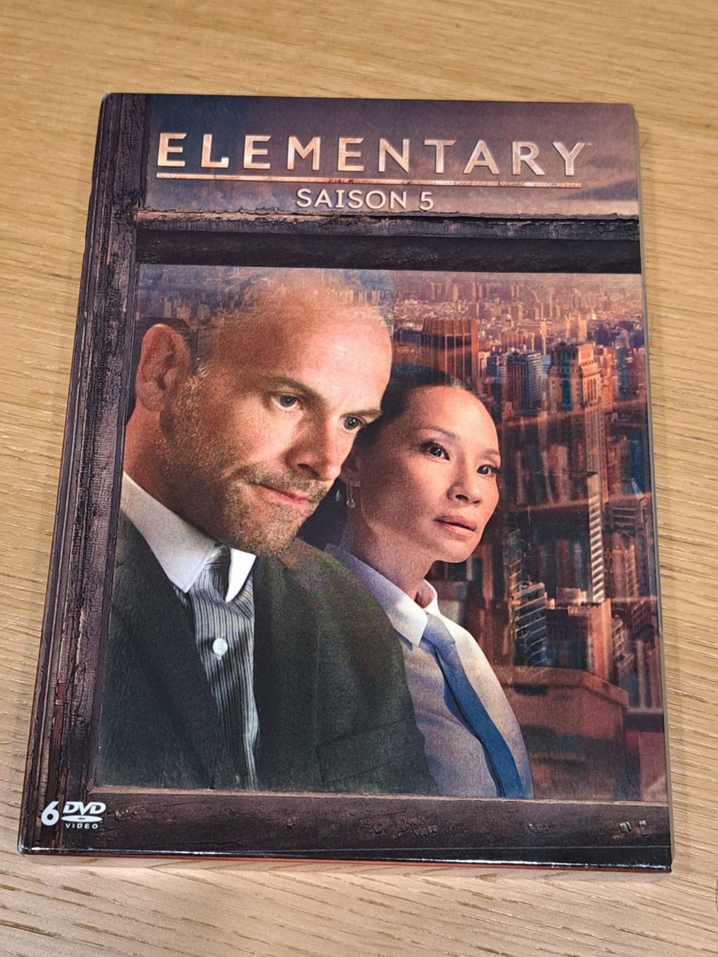Tutti i DVDs: DVD ELEMENTARY, Staffel 5, Boxset mit 6 Discs – Nuovo (secondo la descrizione) da Unterseen venduto da Kanica