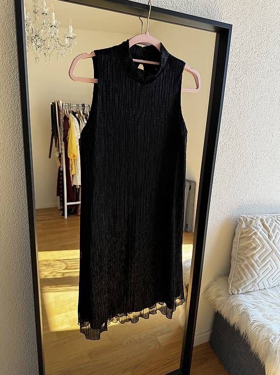 Vestiti: Kleid schwarz mit dezentem Glitzer – Usato da Dättwil AG venduto da Laurii88 1
