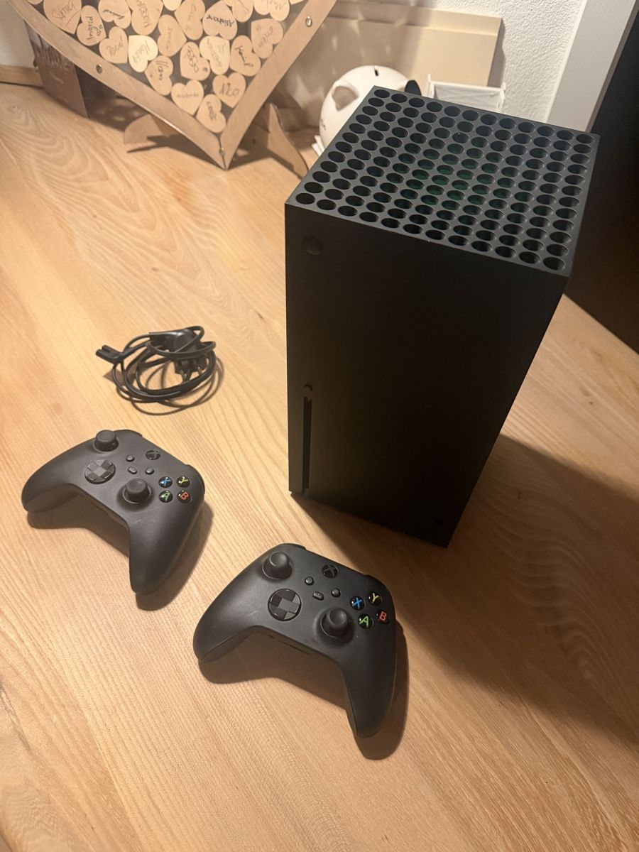 Microsoft Console: Microsoft Xbox Series X mit zwei Controllern – Usato da Menziken venduto da fab_527s
