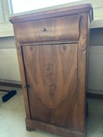 Antikes Nachttischchen aus Holz mit Schublade gebraucht