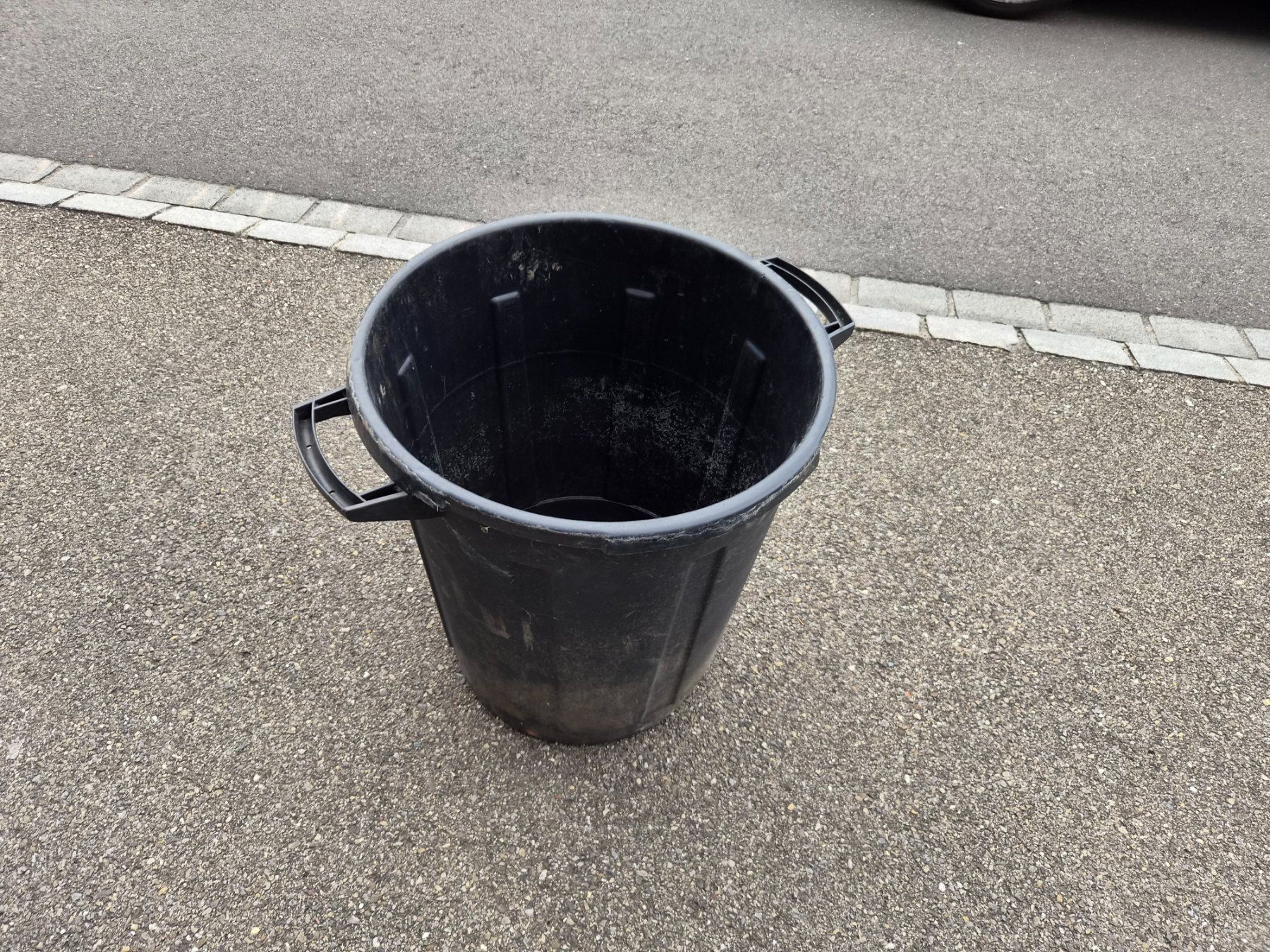 Behälter & Ähnliches: Grosse, robuste Tonne aus schwarzem Kunststoff 75L – Gebraucht aus Zürich von Primanoctis 1