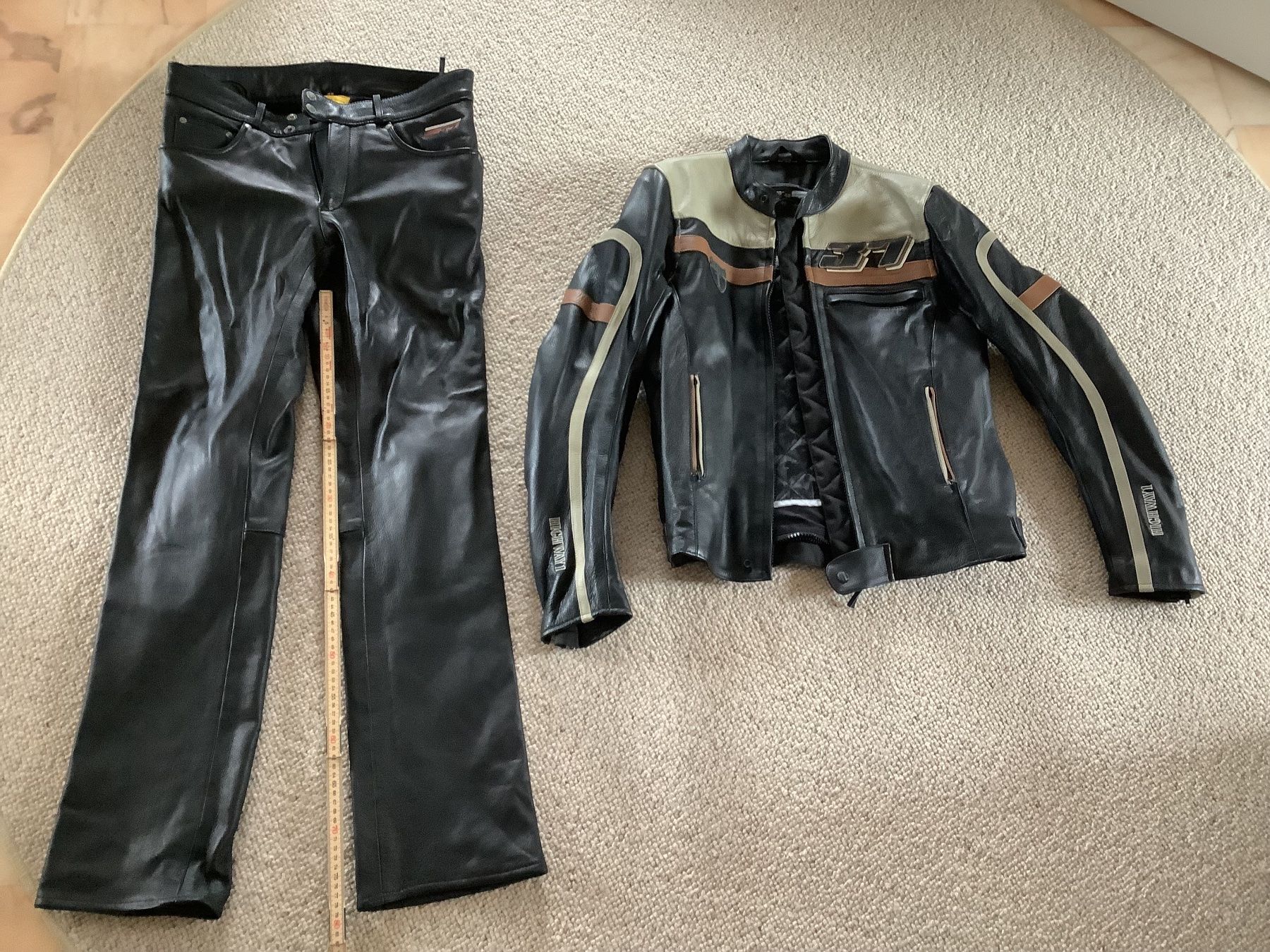 Lotti di vestiti: Motorrad Lederjacke mit Lederhose, Chopper Harley Highway 1 – Nuovo (secondo la descrizione) da Mauren venduto da Aero1094