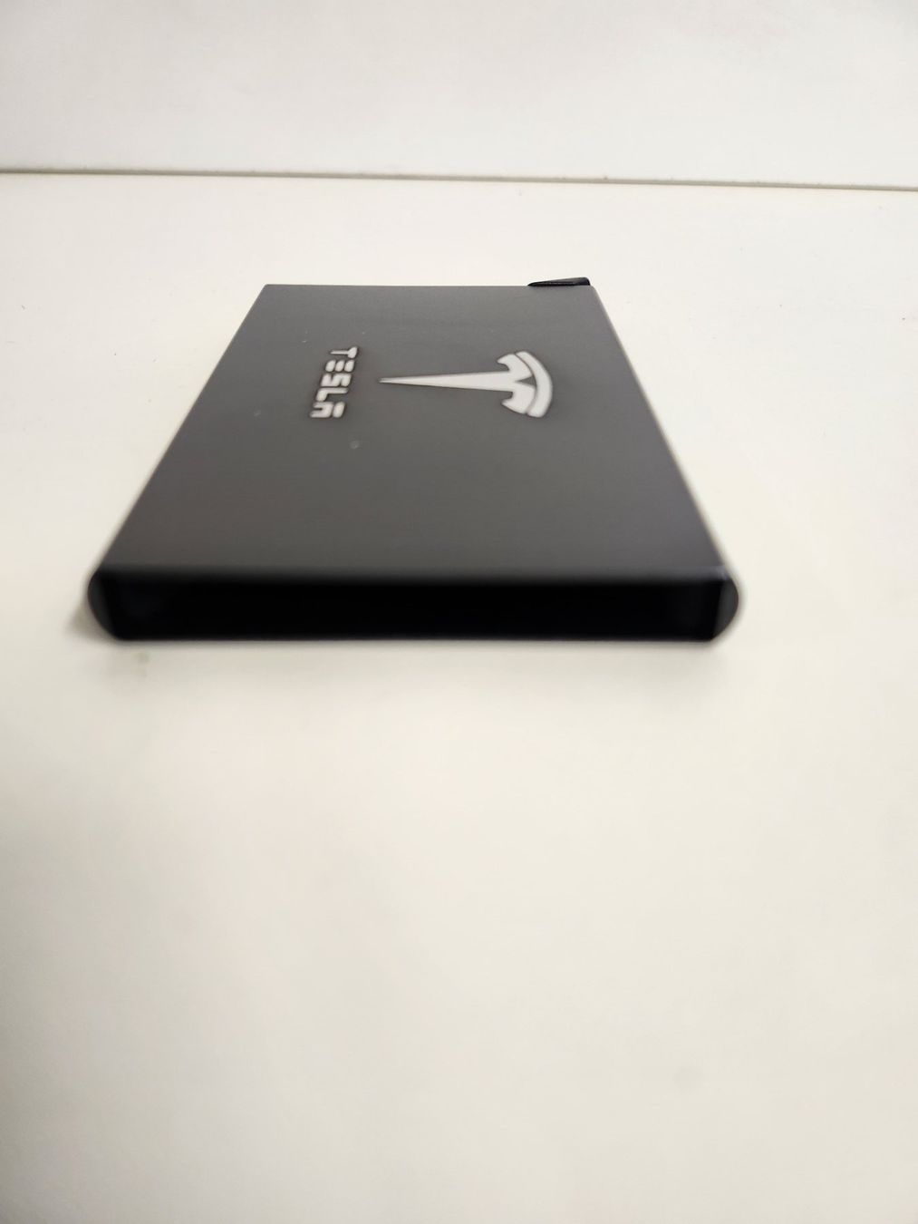 Brieftaschen: Kreditkarten Etui mit Tesla Logo – Neu und originalverpackt aus Niederurnen von Ghost.recon 4